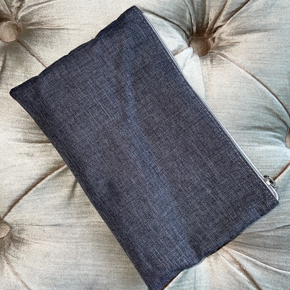 NWOT 8 brushes & case - Picture 9 of 10